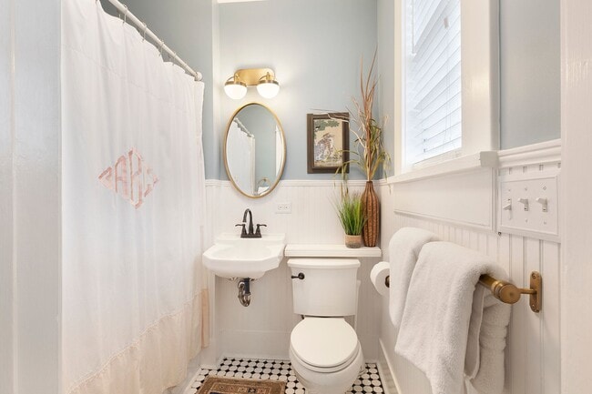 Building Photo - Timeless 3/2 in the Heart of Midtown by Piedmont Park!