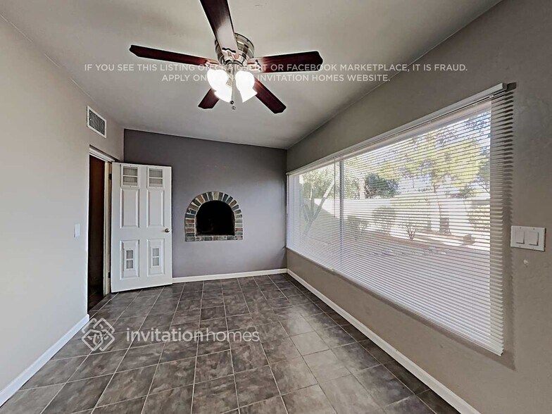 Building Photo - 2532 E Clarendon Ave