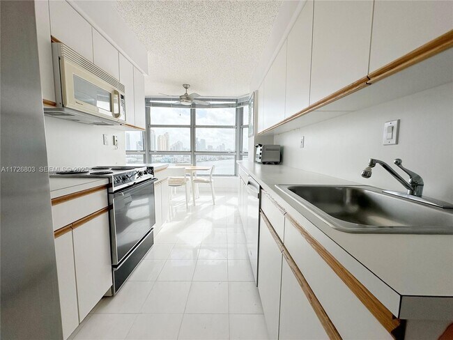 Building Photo - 19101 NE 36th Pl