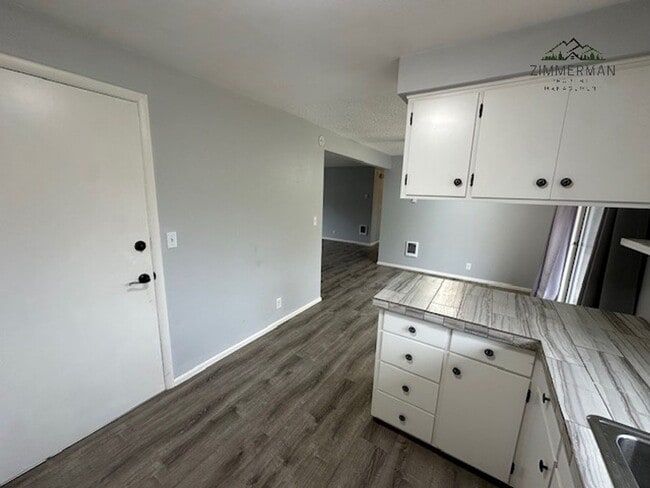 Building Photo - Must see 2 bedroom 1 bath