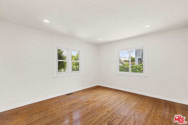 Building Photo - 1122 S La Peer Dr
