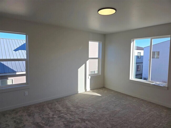 Building Photo - 819 9th Ave W