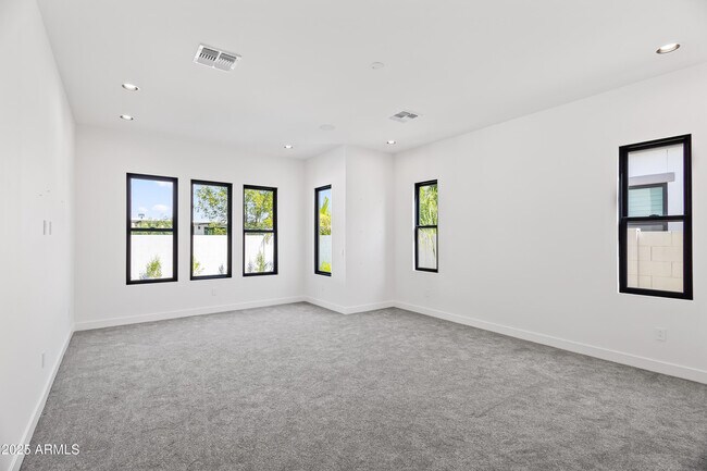 Building Photo - 1538 W Wagon Wheel Dr