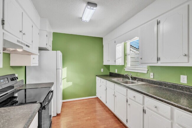 Building Photo - 3BR/2BA Cul-de-Sac Retreat Minutes from Downtown..Fenced Yard & Deck! $2100/mo rent