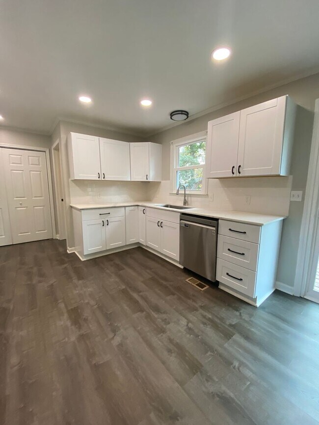 Building Photo - OCONEE COUNTY - Lovely 3 bedroom 2 bathroo...