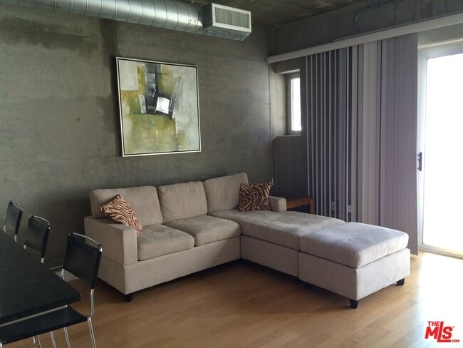 Building Photo - 645 W 9th St