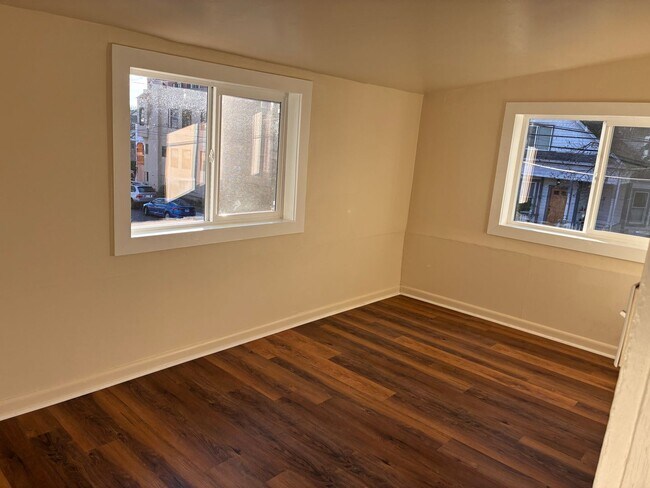 Building Photo - Winter Move-In Special!! Inner SE ::: RARE Opening, Vintage 1bd Near Belmont & Hawthorne!