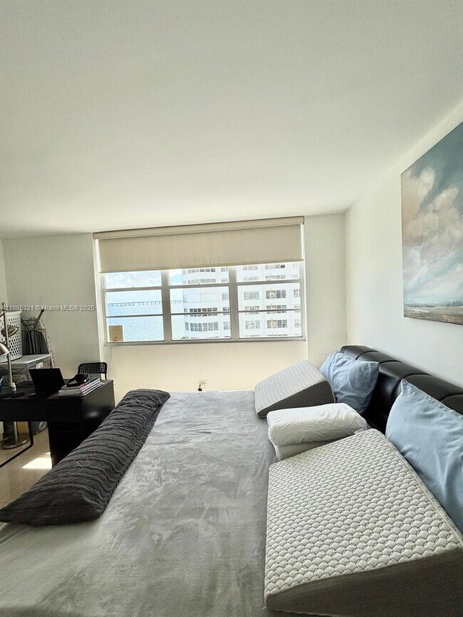 Building Photo - 801 Brickell Bay Dr