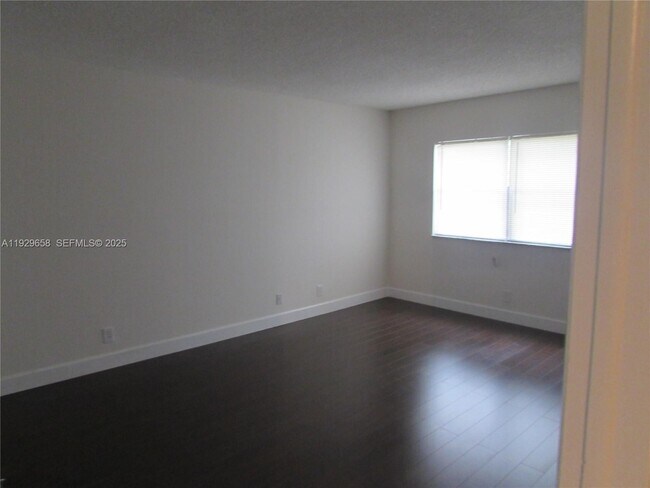 Building Photo - 200 Lakeview Dr