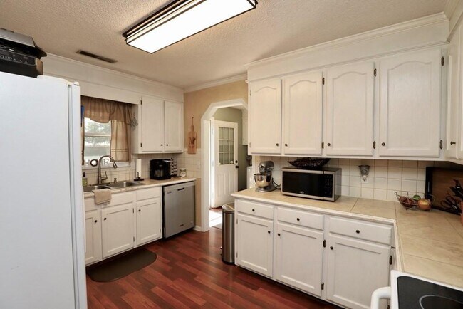 Building Photo - 2415 Edmunds Dr