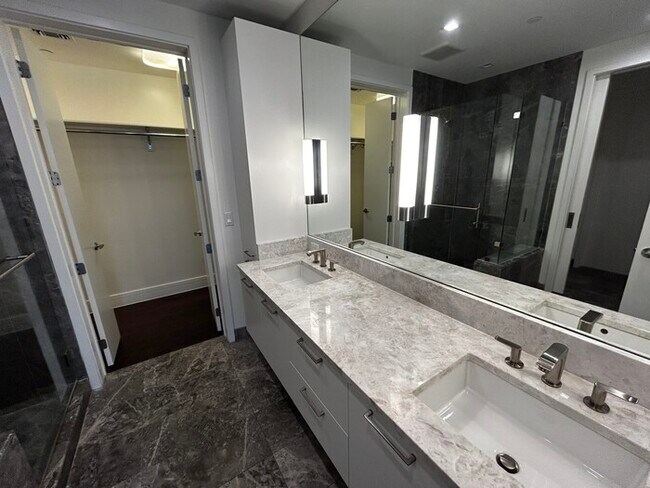 Building Photo - Spacious 930 SF Luxury Condo | Fifth & West | Market District