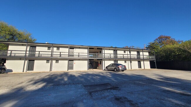 Building Photo - MOVE IN SPECIAL $500 OF THE FIRST MONTH RENT-Spacious 2 bedroom in Balcones Heights