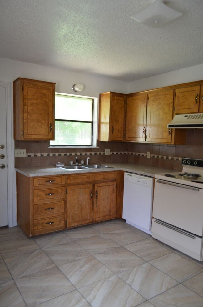 Building Photo - 205 Horseshoe Dr