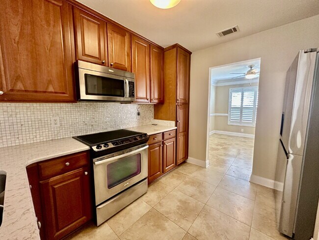 Building Photo - Charming Two Bedroom Home in Pinecrest!