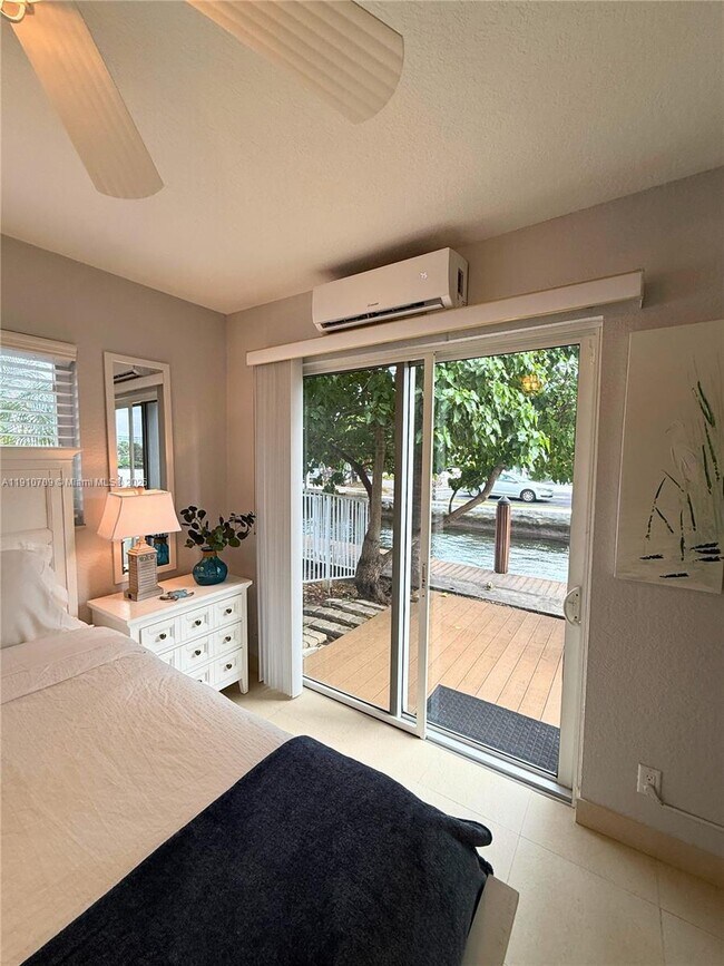 Building Photo - 1705 N Riverside Dr