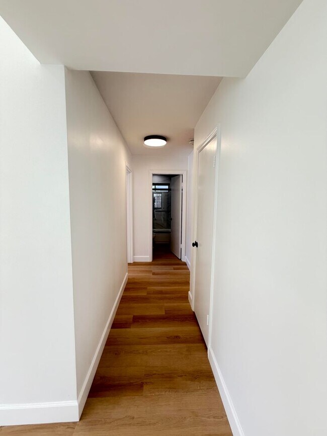Building Photo - 9887 Broadmoor Dr