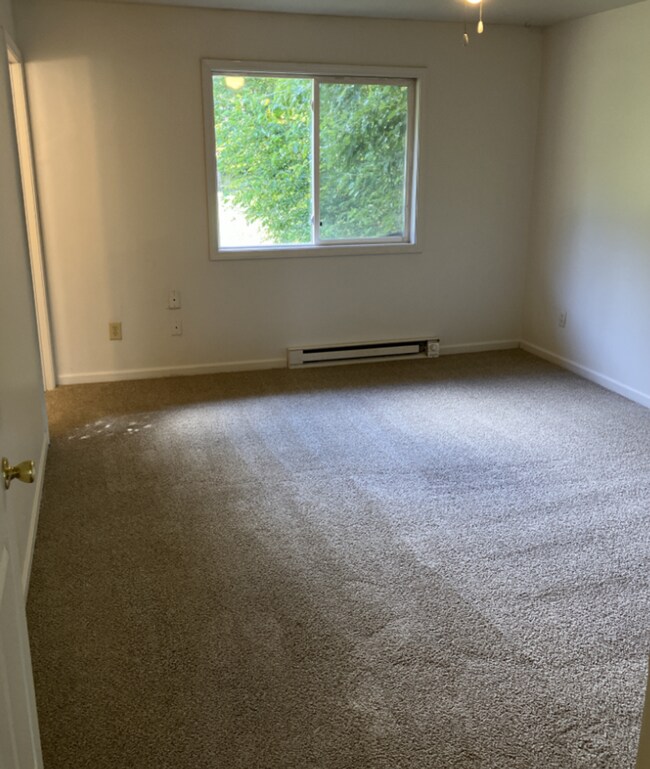 Building Photo - 3 Bedroom Home for rent in Newton, IA