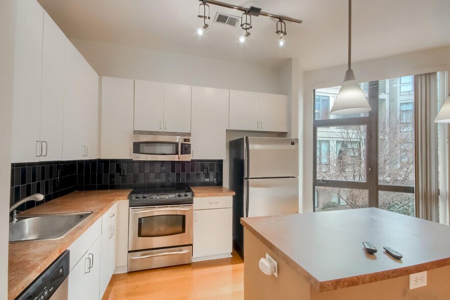 Building Photo - 525 E 6th St