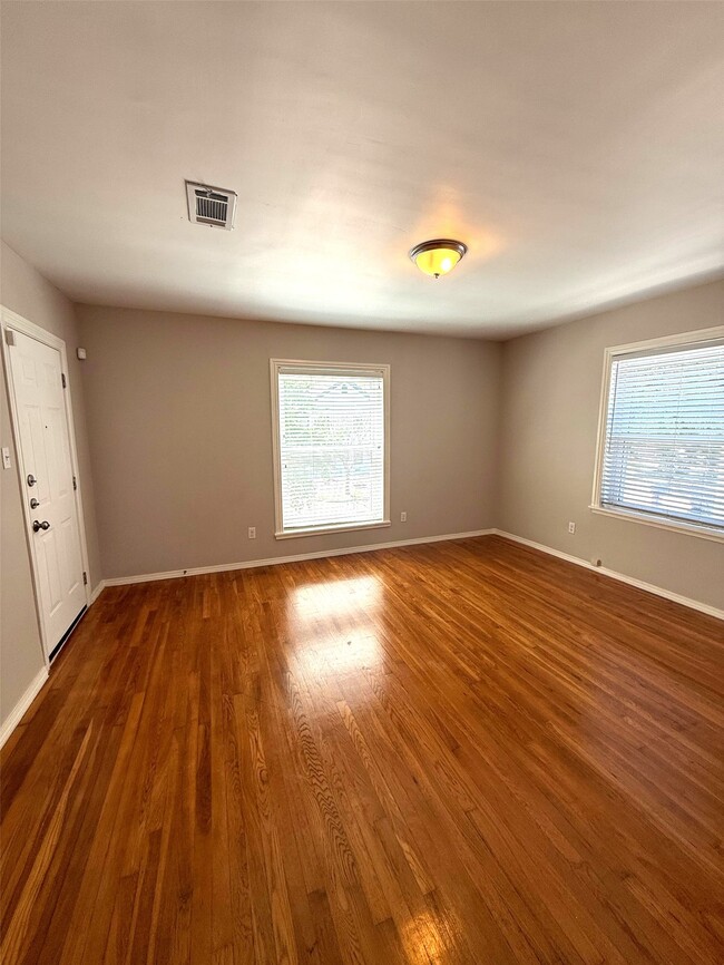 Building Photo - 1915 Binz St