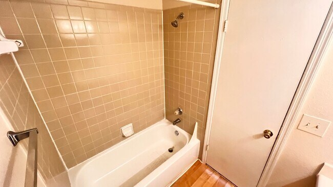 Building Photo - Available NOW! Charming 2 BD / 2 BA in Orl...