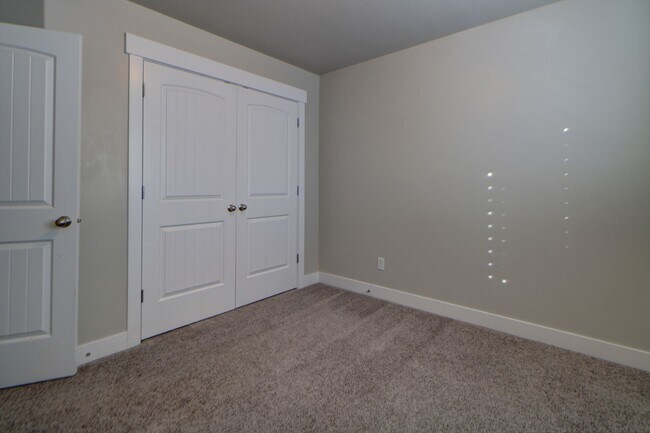 Building Photo - Pet friendly Herriman Townhome