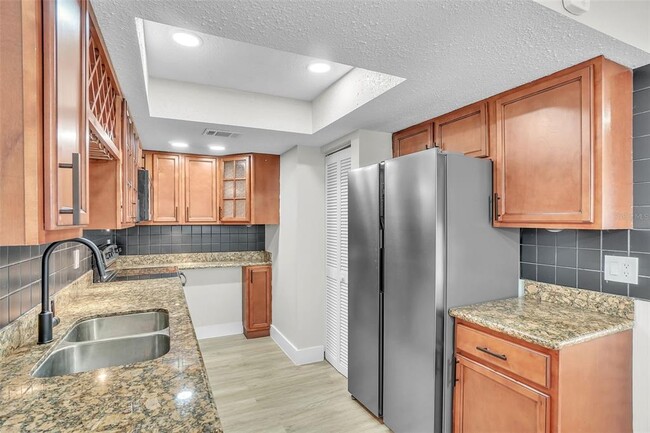Building Photo - 5235 Vineland Rd