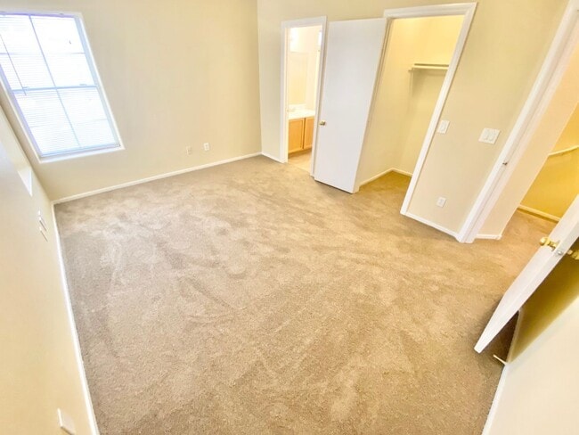 Building Photo - STUNNING 3 BEDROOM 2.5 BATH HOME LOCATED I...