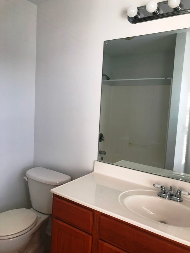 Building Photo - 819 Bellview Way