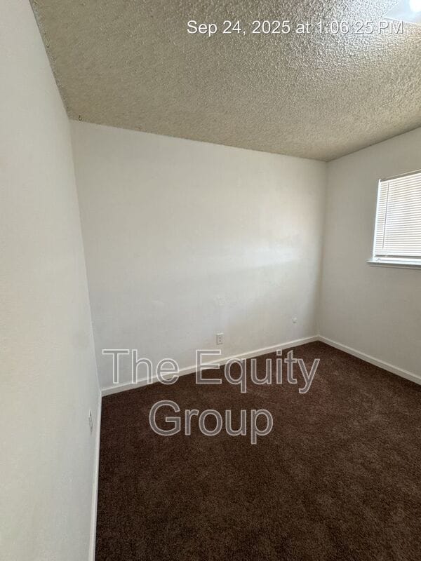 Building Photo - 942 E Tulare Ave
