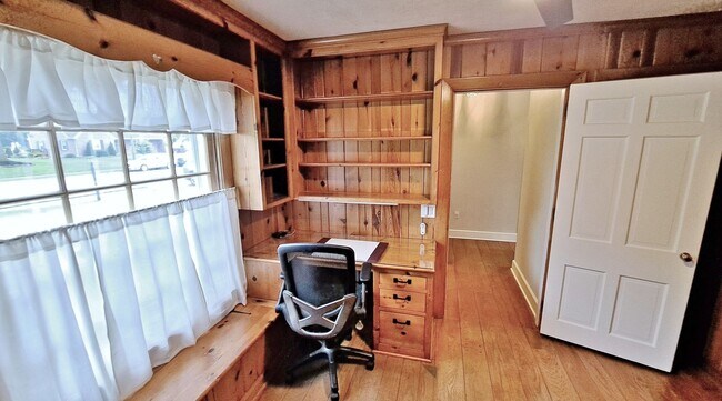 Building Photo - Fully Furnished 4 Bed / 1-1/2 Bath Single Family Home w/2 Car Garage