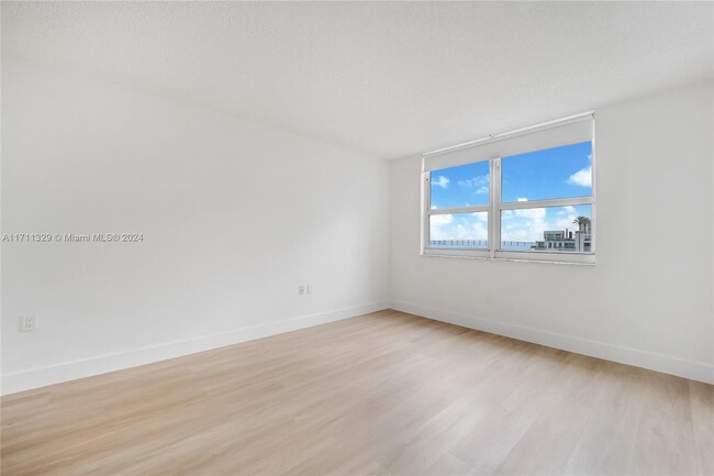 Building Photo - 1155 Brickell Bay Dr