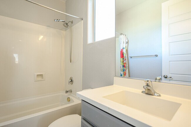 Building Photo - Beautiful 5bedrooms-2Baths Modern Style Home!