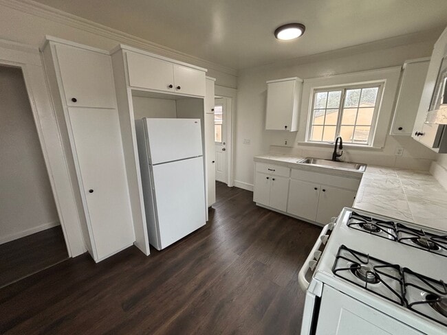 Building Photo - 520 E Cypress St