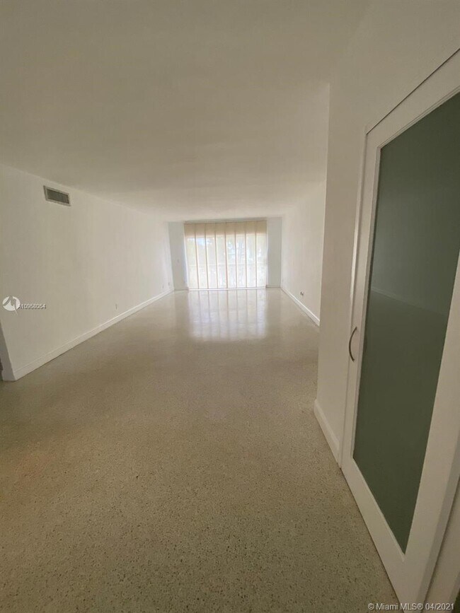 Building Photo - 9700 W Bay Harbor Dr