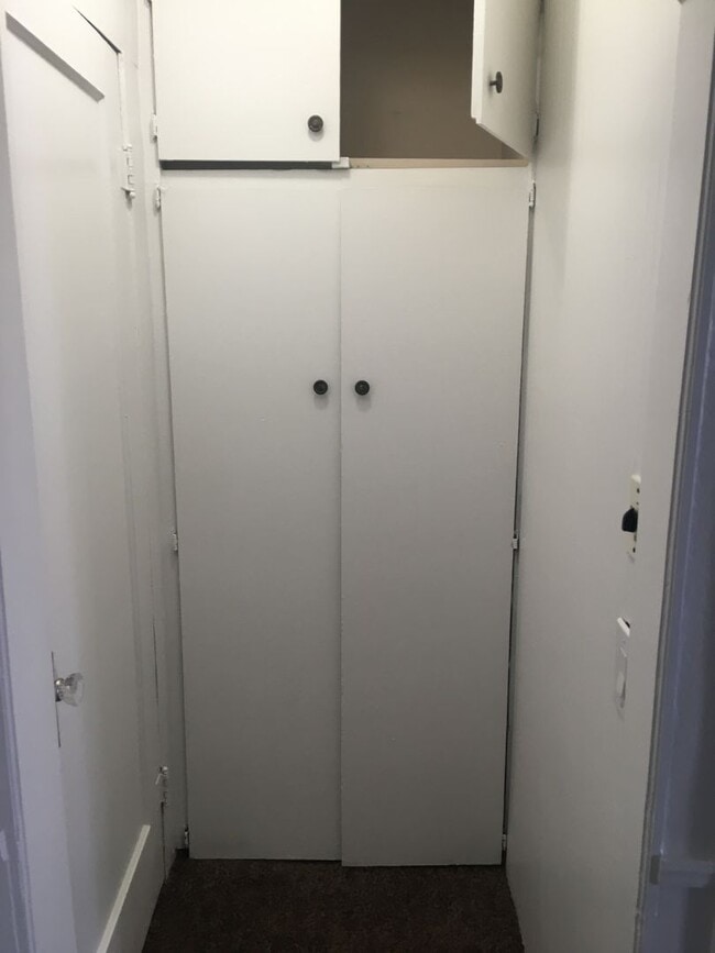 Building Photo - Paradise Cozy 2 bed one bath off of upper ...