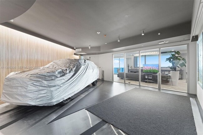 Building Photo - 18555 Collins Ave