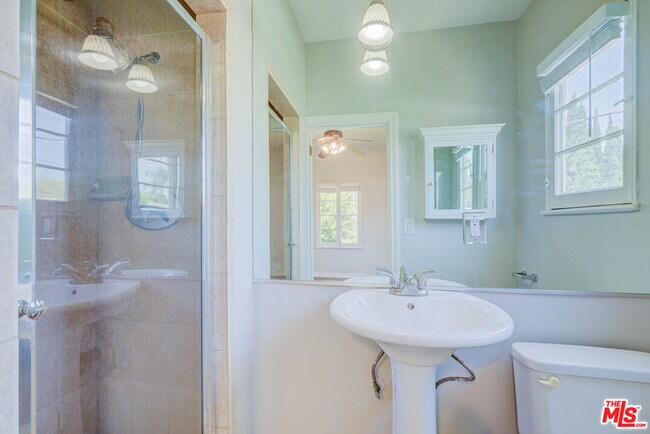 Building Photo - 253 S Elm Dr