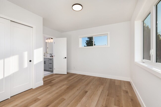 Building Photo - Ballard Living: Contemporary 5BR, 3.5BA Top-Level Unit!!
