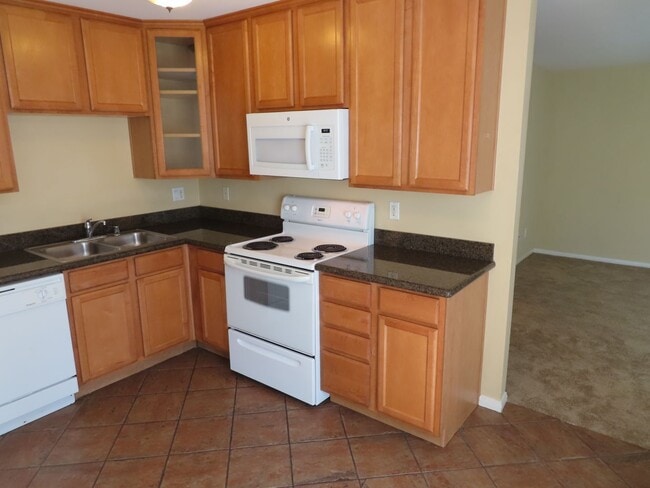 Building Photo - Two Bedroom townhome in the Oak Park / Lem...
