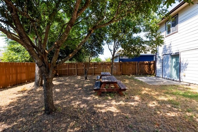 Building Photo - 1609 Anise Dr