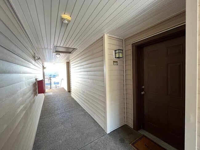 Building Photo - Top Floor 2 Bed 2 Bath Condo Hillsboro/Bea...