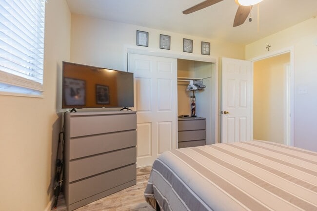 Building Photo - Super cute updated home!