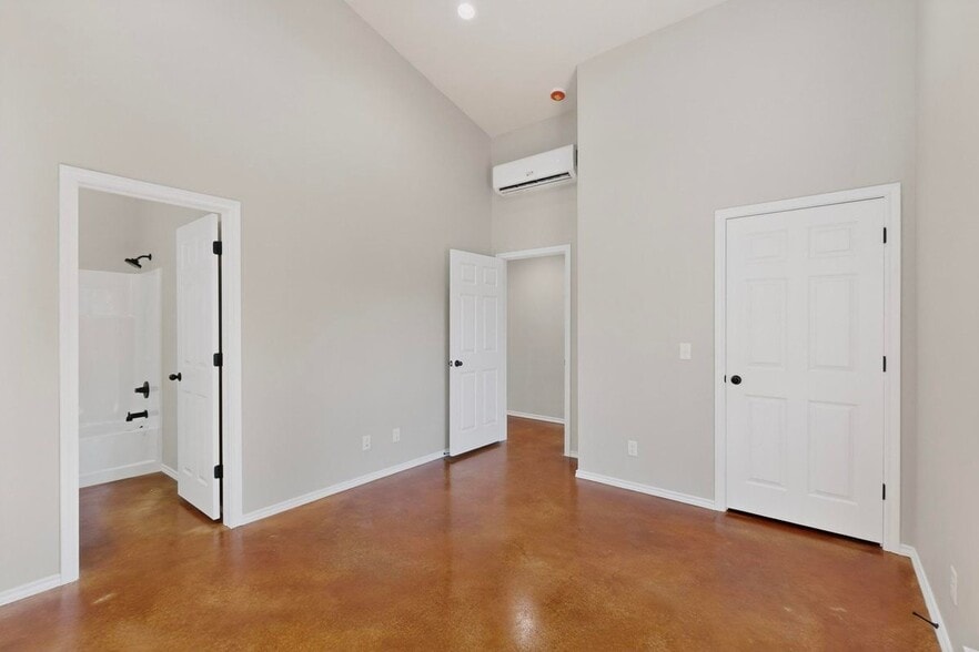 Building Photo - 1471 W Kaufman St