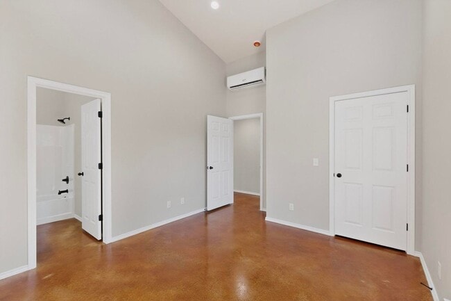 Building Photo - 1471 W Kaufman St