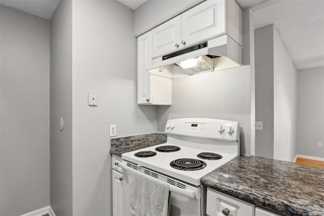 Building Photo - Charming 1BR Condo – Walk to the Beach! Fi...
