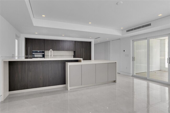 Building Photo - 1325 Bay Dr