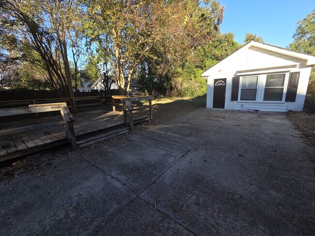 Building Photo - 1006 Holden St