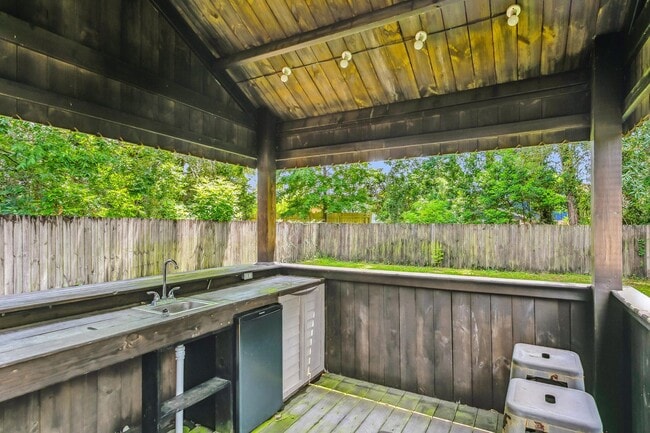 Building Photo - Four Bedroom with Outdoor Kitchen in Shalimar