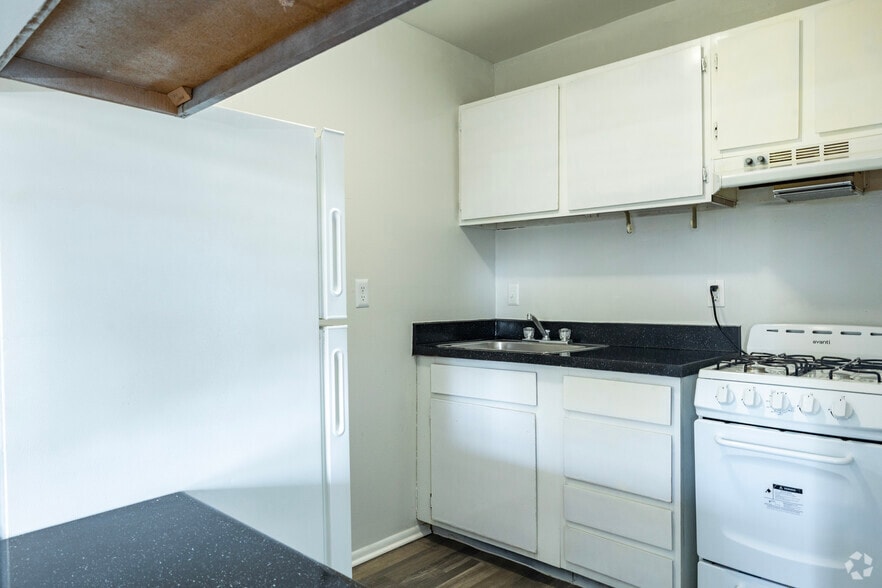 1BR, 1BA - 501SF - Kitchen - Lakes at Largo Apartments