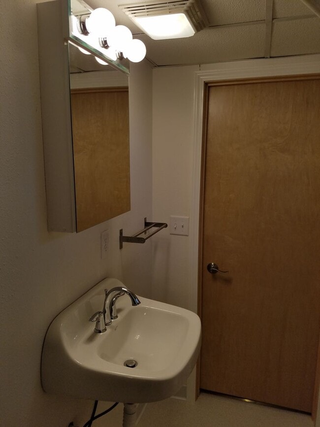 Building Photo - 4 Bedroom house in great CF Location